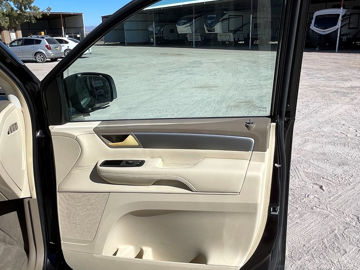 2010-volkswagen-routan-image-73