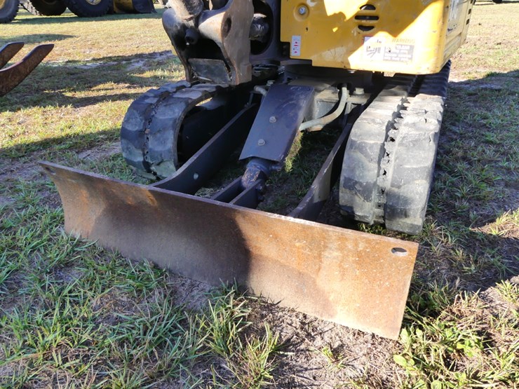 2023-deere-17g-image-11