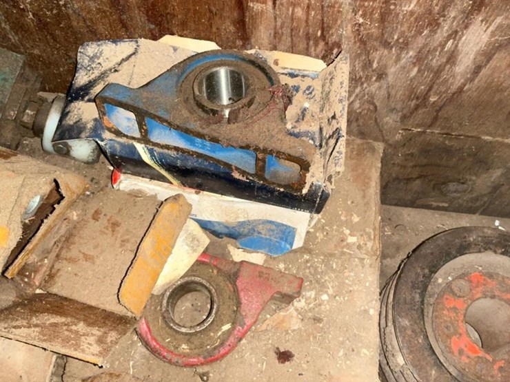 #760-•-pulleys,-cylinders,-and-assorted-parts-image-5