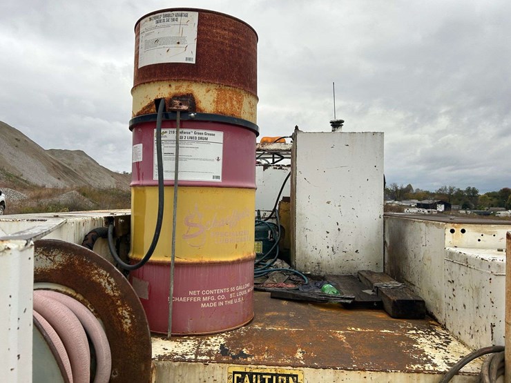 1989-mack-r690t-fuel-&-lube-truck-image-55