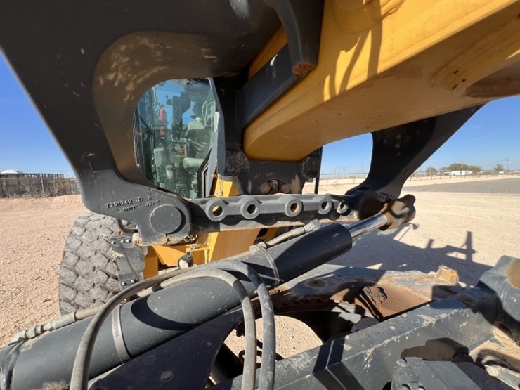 2018-deere-872gp-image-32