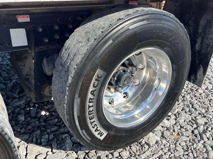 2020-freightliner-122sd-image-13