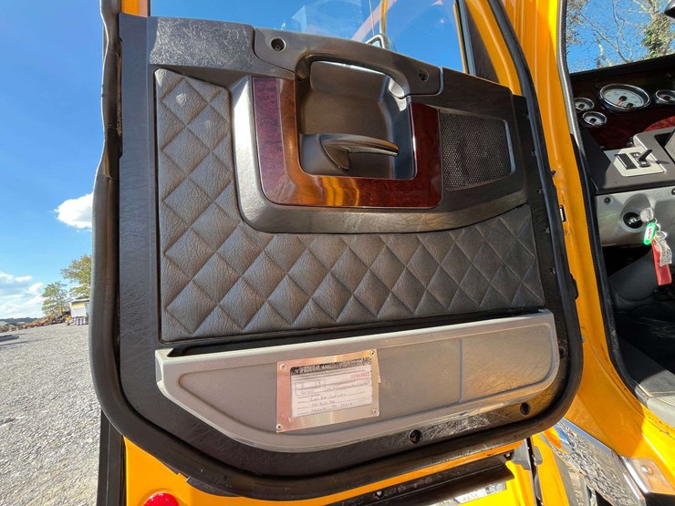 2020-freightliner-122sd-image-63