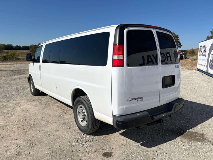 2013-chevrolet-express-3500-passenger-van-image-3