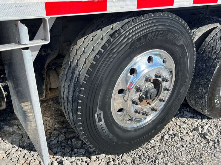 2020-freightliner-122sd-image-10