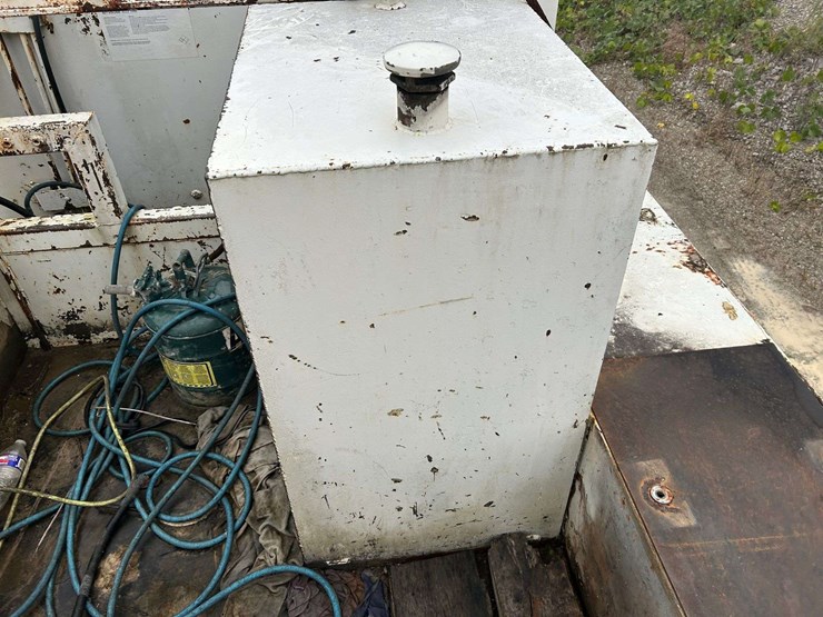 1989-mack-r690t-fuel-&-lube-truck-image-63