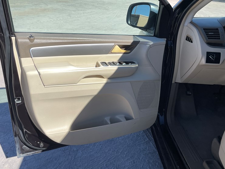 2010-volkswagen-routan-image-47