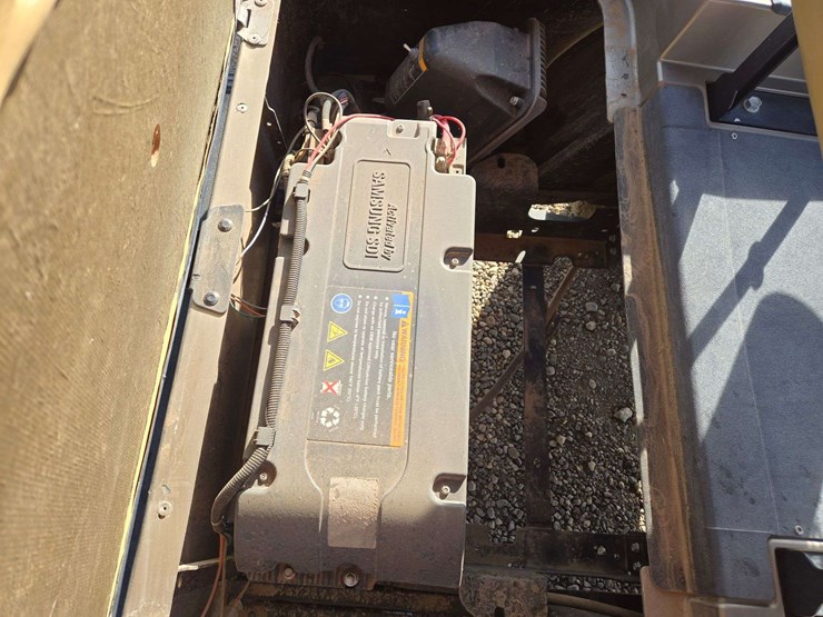 2017-e-z-go-txt-elite-lithium-golf-cart-image-13