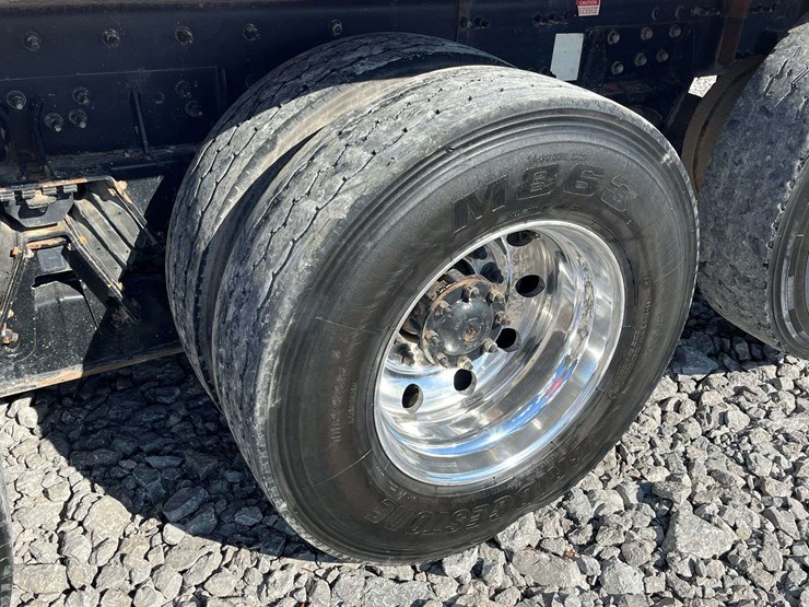 2020-freightliner-122sd-image-8