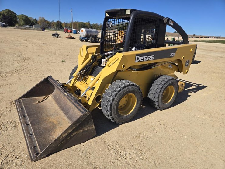 john-deere-325-image-1