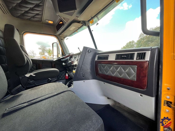 2020-freightliner-122sd-image-58