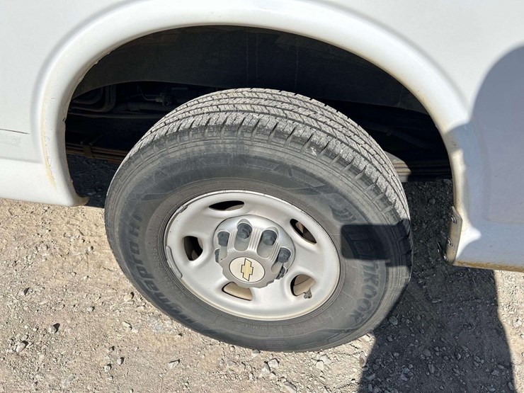 2013-chevrolet-express-3500-passenger-van-image-22