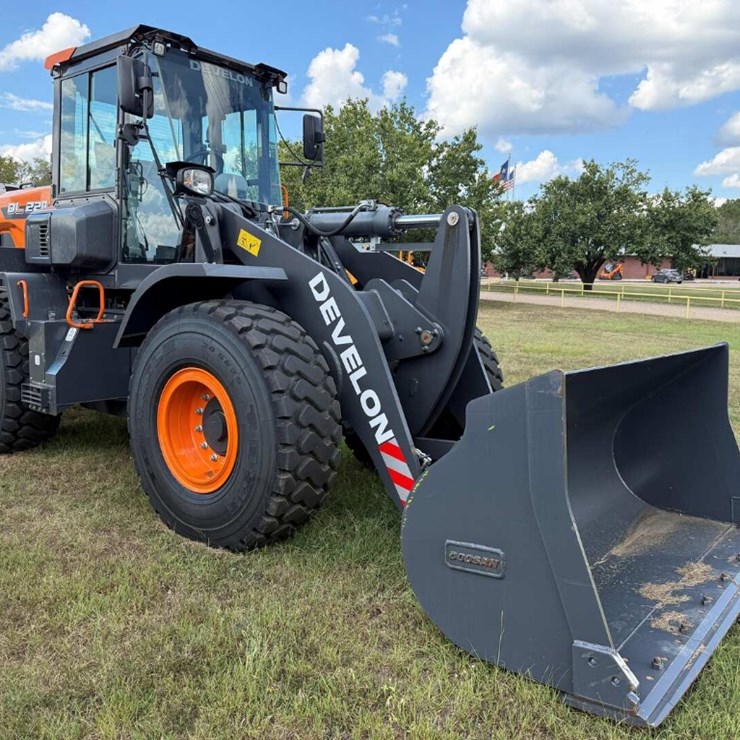 2023 DEVELON DL220-7