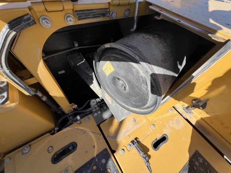 2019-deere-670g-lc-image-53