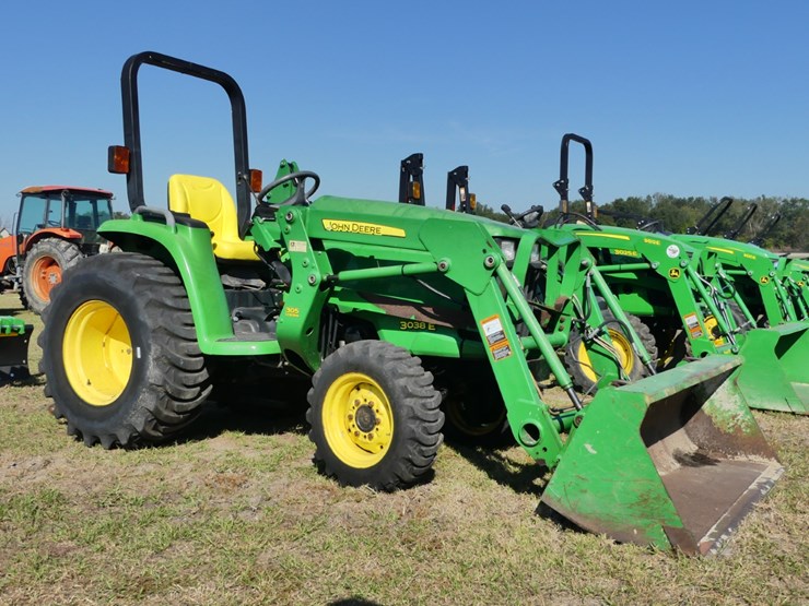 2011-john-deere-3038e-image-1