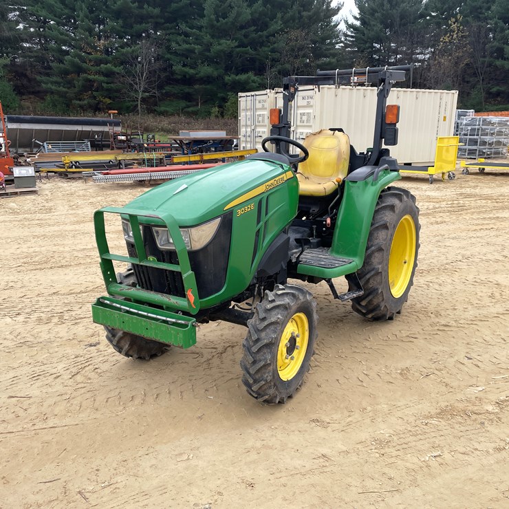 JOHN DEERE 3032E