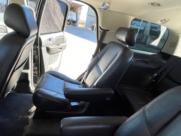 2010-cadillac-escalade-image-106