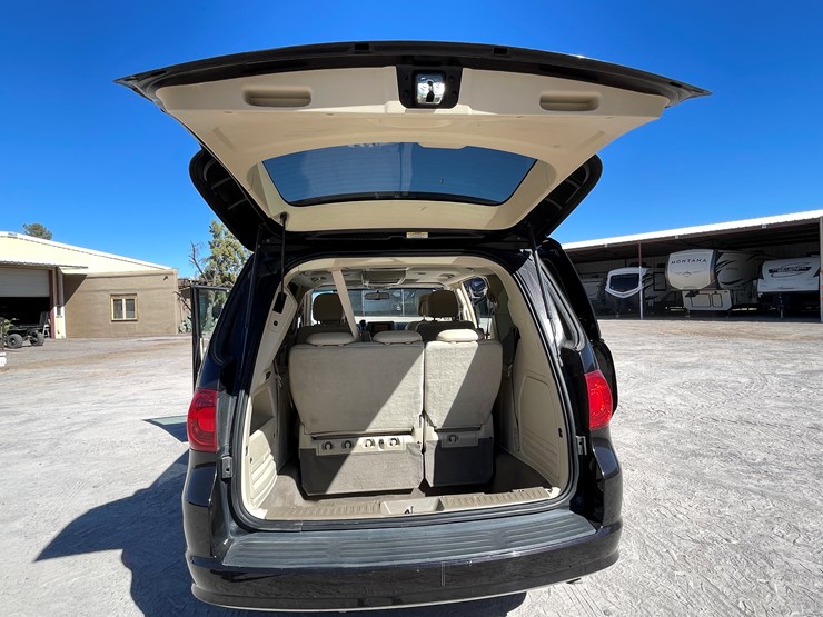 2010-volkswagen-routan-image-89