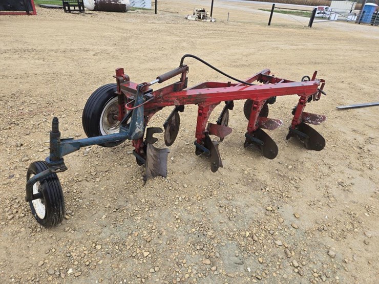 #5916-•-international-4-bottom-plow-image-4