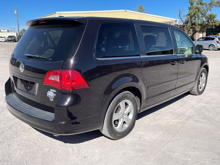 2010-volkswagen-routan-image-5