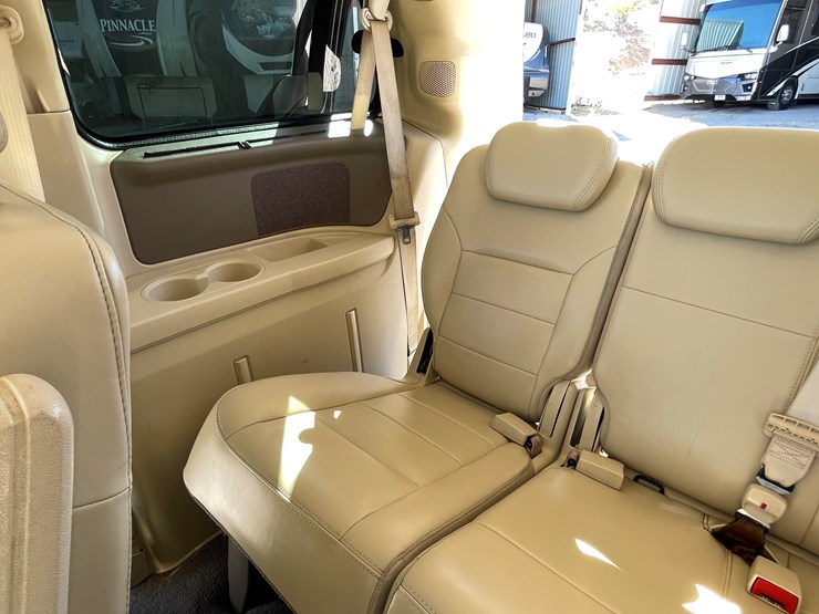 2010-volkswagen-routan-image-101