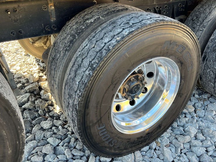 2020-freightliner-122sd-image-11