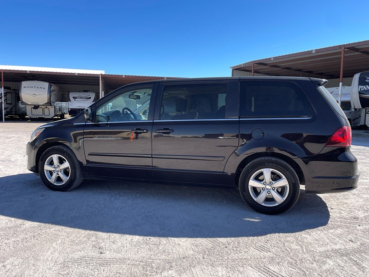 2010-volkswagen-routan-image-8