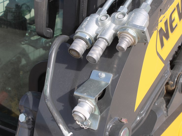 2023-new-holland-l328-image-32