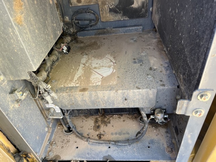 2019-deere-670g-lc-image-60