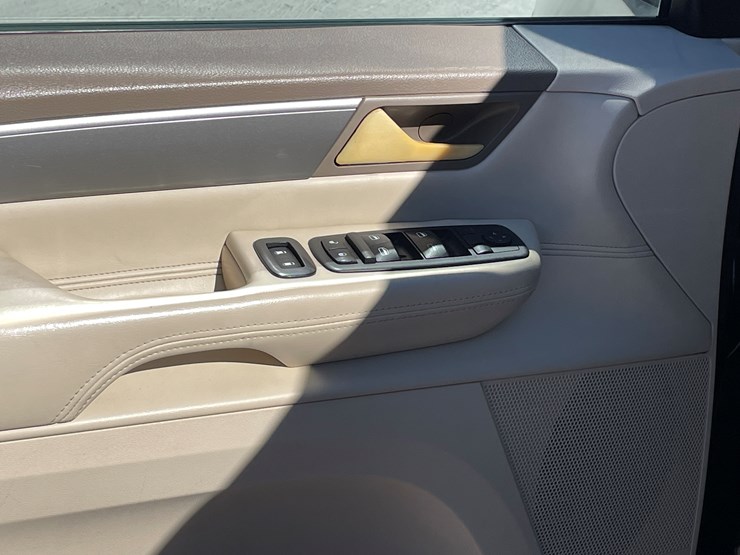 2010-volkswagen-routan-image-48