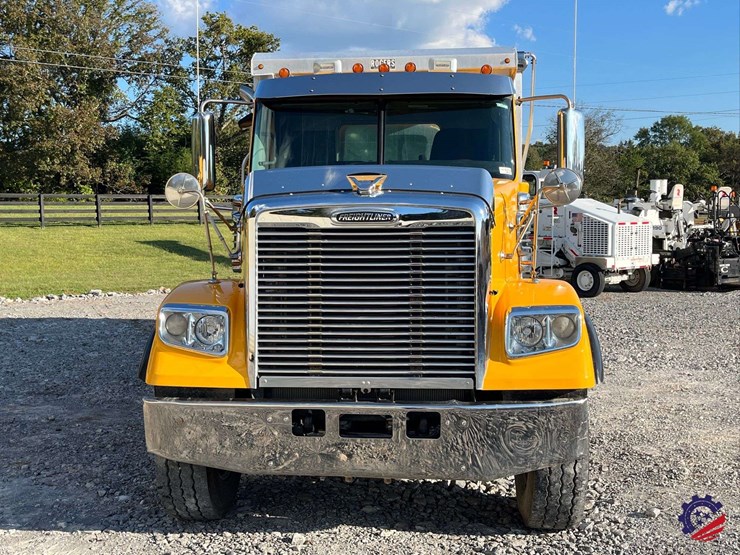 2020-freightliner-122sd-image-19