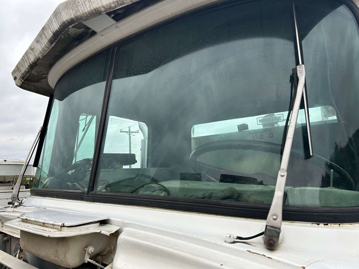 1989-mack-r690t-fuel-&-lube-truck-image-17