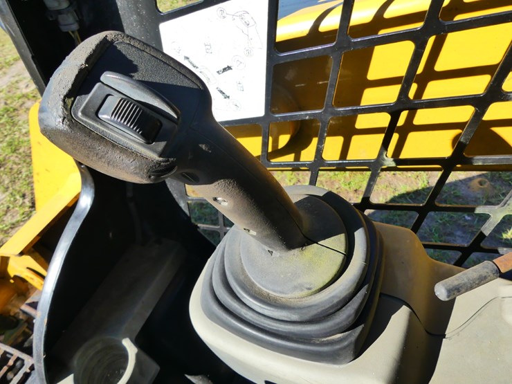 2015-caterpillar-257d-image-14