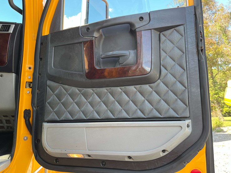 2020-freightliner-122sd-image-57