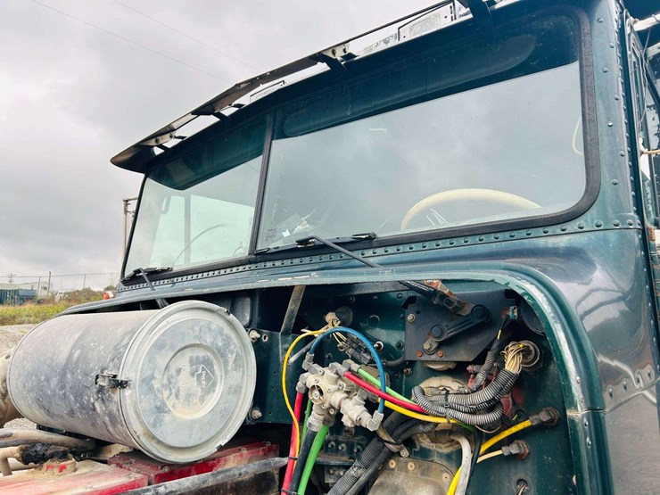 1999-freightliner-tri-axle-dump-truck-image-32