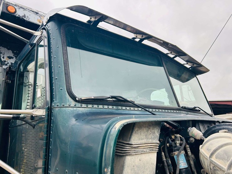 1999-freightliner-tri-axle-dump-truck-image-41