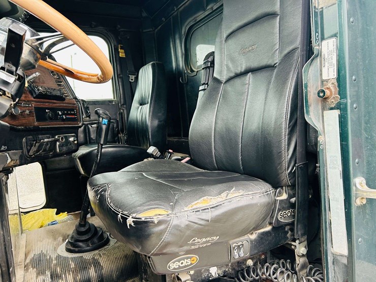 1999-freightliner-tri-axle-dump-truck-image-85