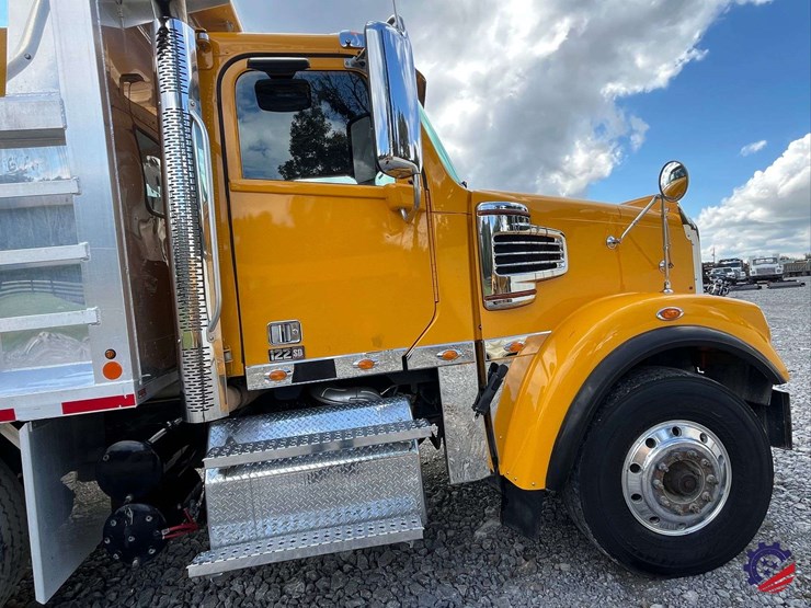 2020-freightliner-122sd-image-42