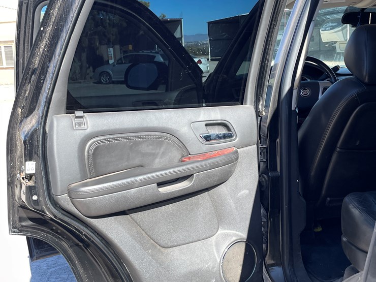 2010-cadillac-escalade-image-100