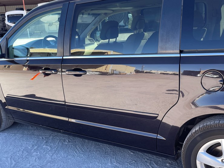 2010-volkswagen-routan-image-42