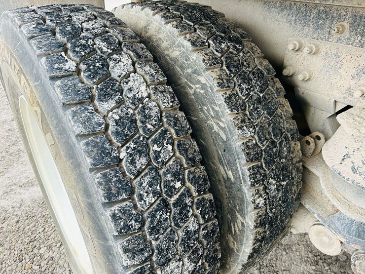 1999-freightliner-tri-axle-dump-truck-image-28