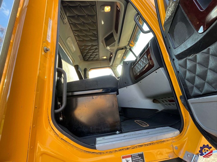 2020-freightliner-122sd-image-54