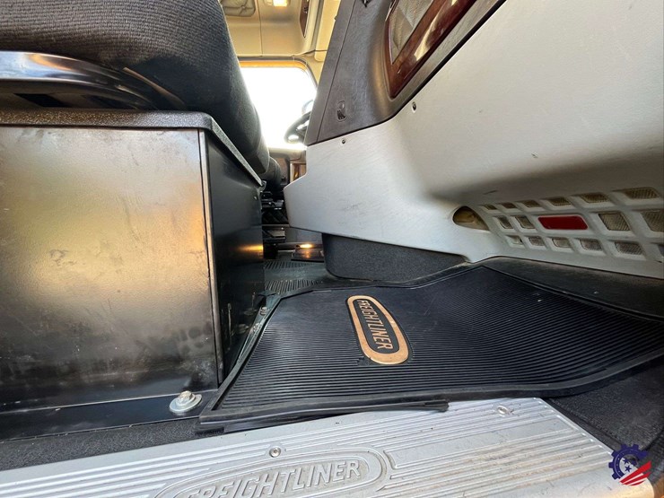 2020-freightliner-122sd-image-55