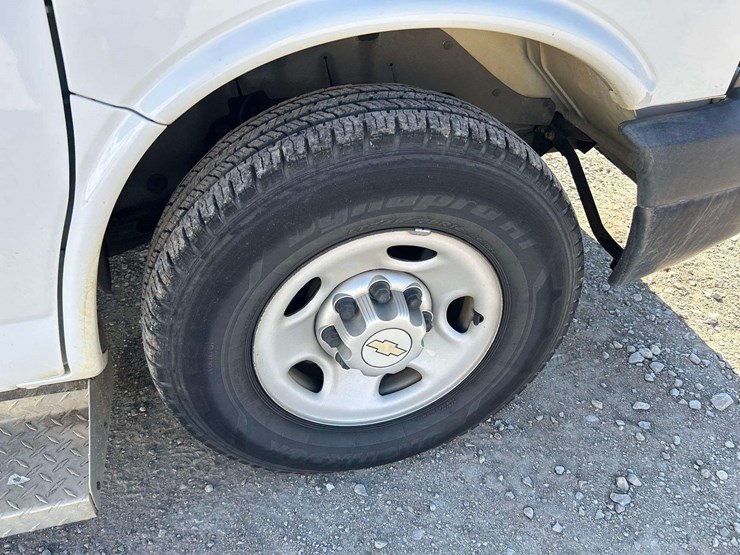 2013-chevrolet-express-3500-passenger-van-image-24