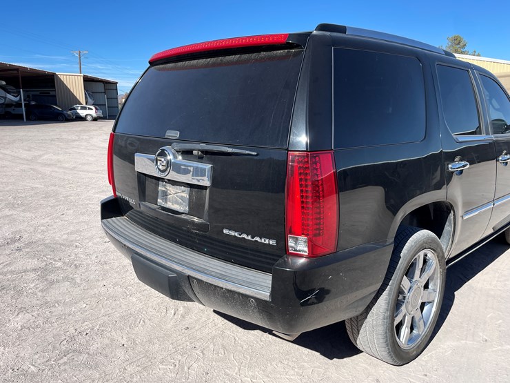 2010-cadillac-escalade-image-29