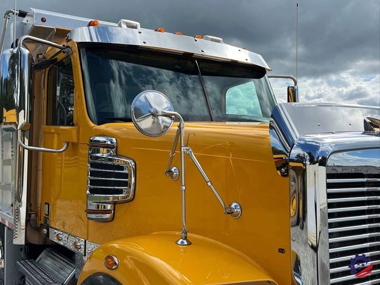 2020-freightliner-122sd-image-21