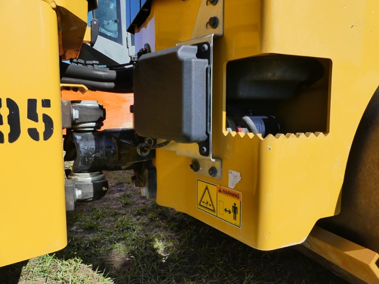 2019-caterpillar-cb24b-image-7