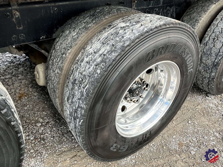 2020-freightliner-122sd-image-9