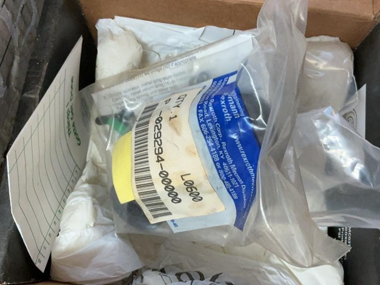 #752-•-bushings,-sprockets-and-miscellaneous-parts-image-28