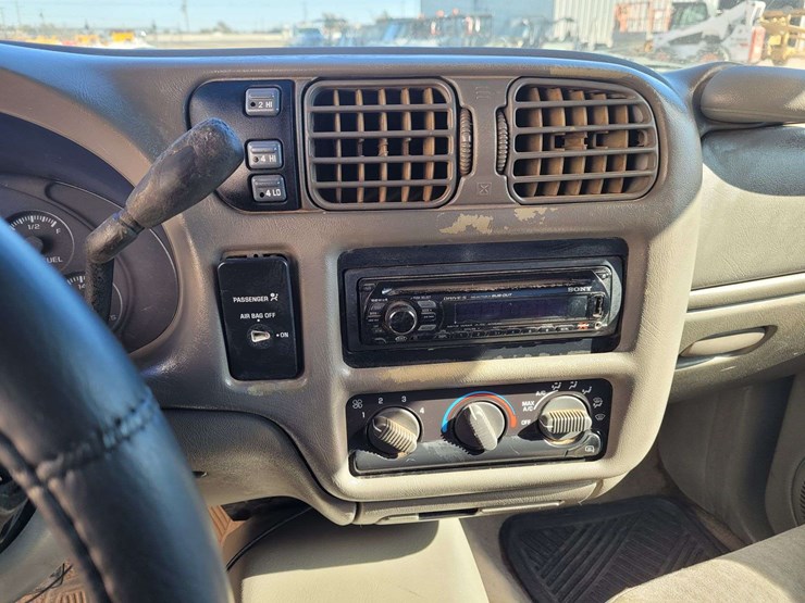 2000-chevrolet-s10-image-13